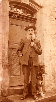 Mein Urgroßvater Johann Oehms vor seinem Haus in Nieder-Manderscheid